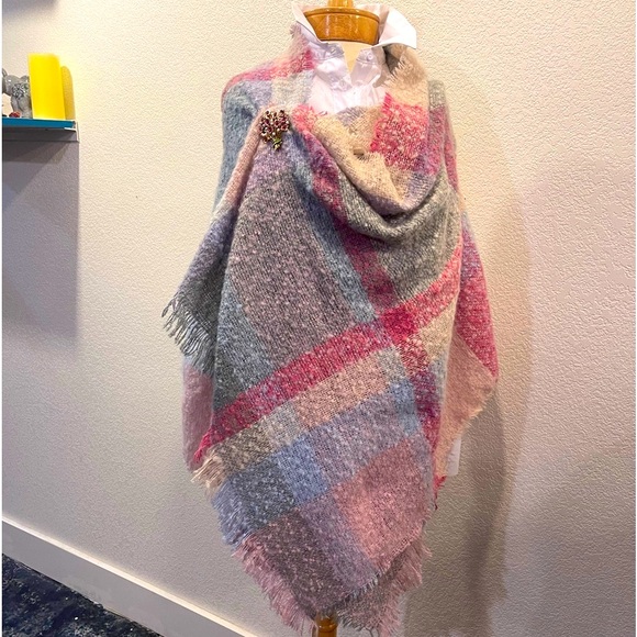 NWT Greenpoint large wrap with vintage pin - Picture 1 of 6